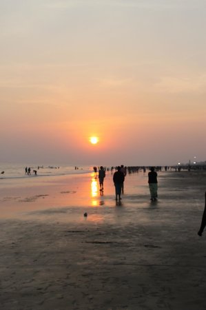 https://mdw-travel-data-us-east-1.s3.amazonaws.com/img/country/India/Swargadwar-Beach/img_01.jpg