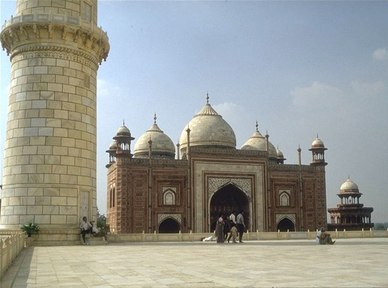 https://mdw-travel-data-us-east-1.s3.amazonaws.com/img/country/India/Taj-Mahal/img_01.jpg