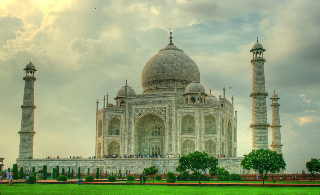 https://mdw-travel-data-us-east-1.s3.amazonaws.com/img/country/India/Taj-Mahal/img_03.jpg