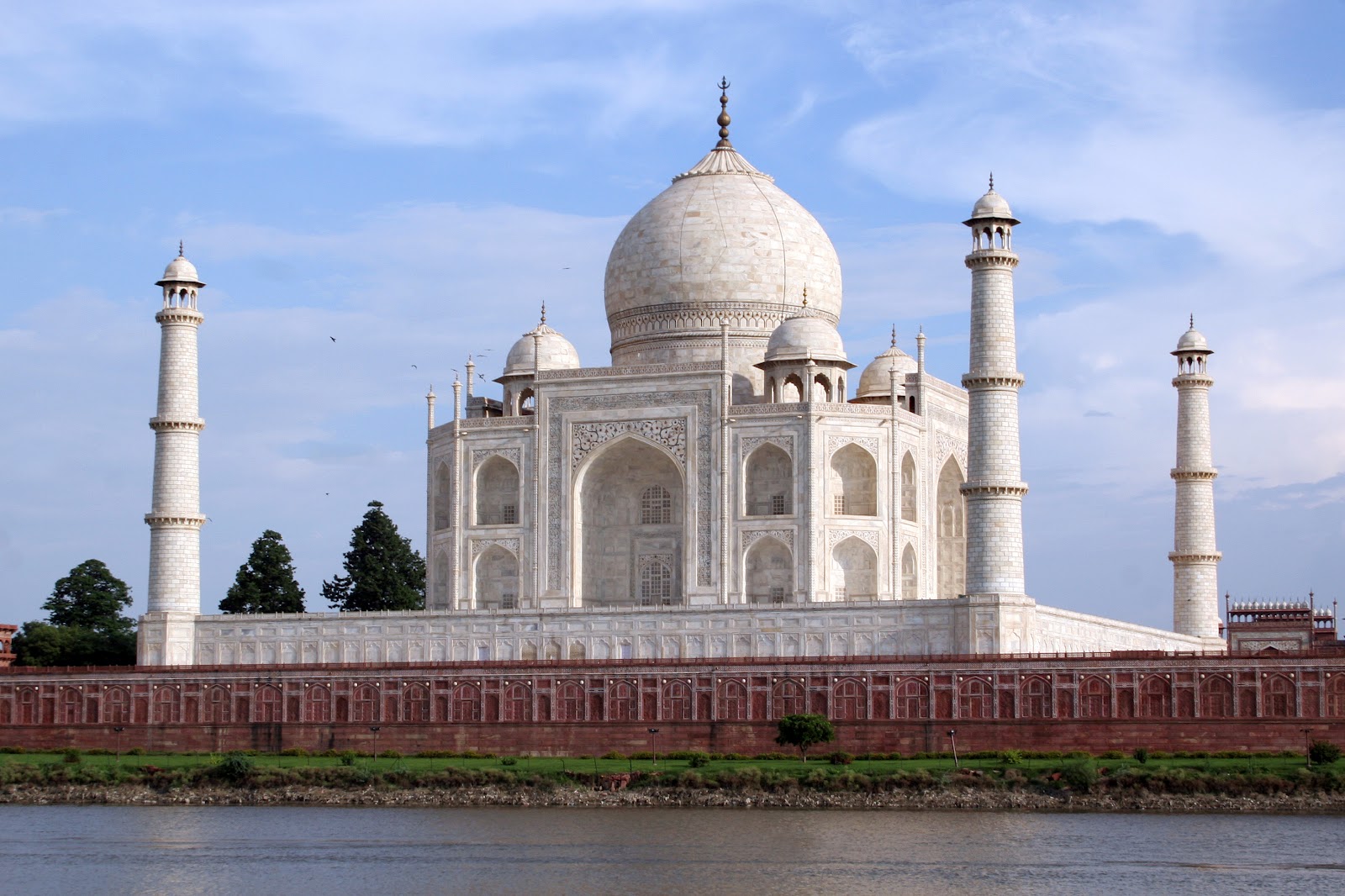 https://mdw-travel-data-us-east-1.s3.amazonaws.com/img/country/India/Taj-Mahal/img_05.jpg