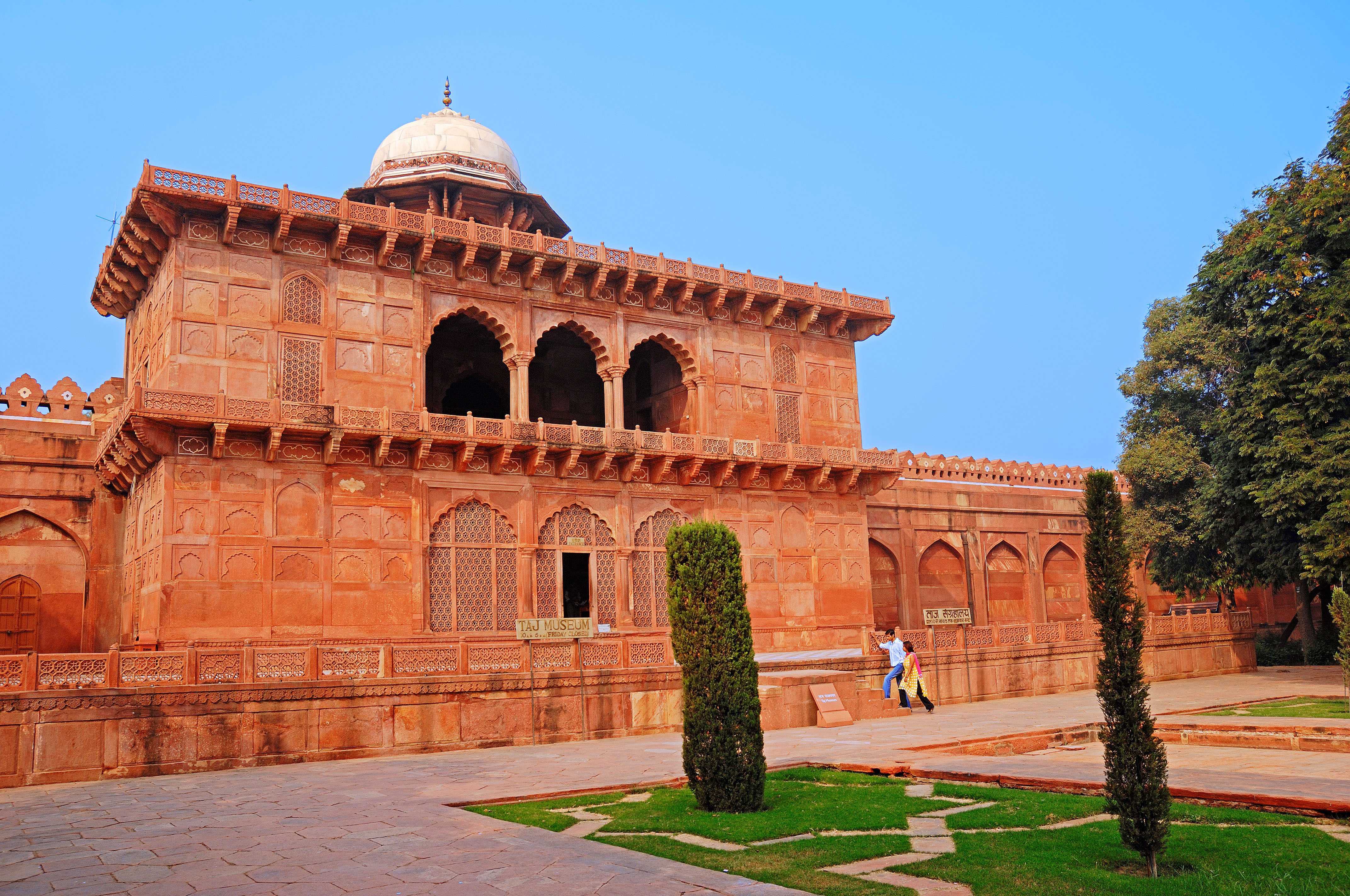 https://mdw-travel-data-us-east-1.s3.amazonaws.com/img/country/India/Taj-Museum/img_01.jpg