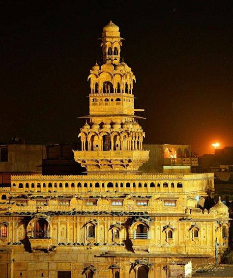 https://mdw-travel-data-us-east-1.s3.amazonaws.com/img/country/India/Tazia-Tower/img_03.jpg