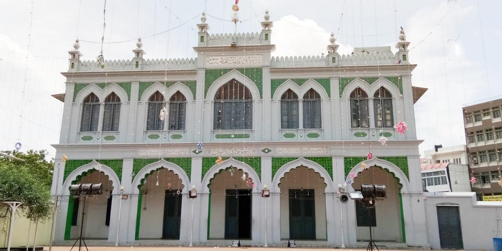 https://mdw-travel-data-us-east-1.s3.amazonaws.com/img/country/India/Thousand-Lights-Mosque/img_02.jpg