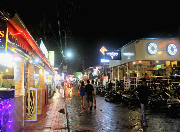 https://mdw-travel-data-us-east-1.s3.amazonaws.com/img/country/India/Titos-Lane/img_01.jpg