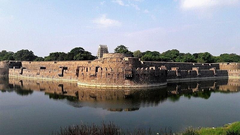 https://mdw-travel-data-us-east-1.s3.amazonaws.com/img/country/India/Vellore-Fort/img_02.jpg