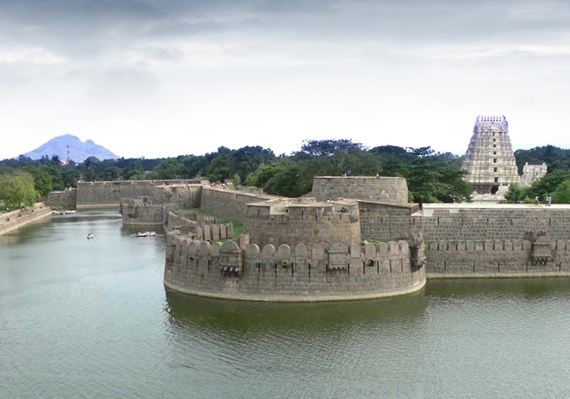 https://mdw-travel-data-us-east-1.s3.amazonaws.com/img/country/India/Vellore-Fort/img_03.jpg