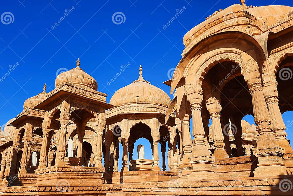 https://mdw-travel-data-us-east-1.s3.amazonaws.com/img/country/India/Vyas-Chhatri/img_03.jpg