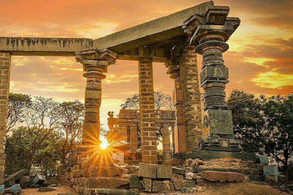 https://mdw-travel-data-us-east-1.s3.amazonaws.com/img/country/India/Warangal-Fort/img_02.jpg