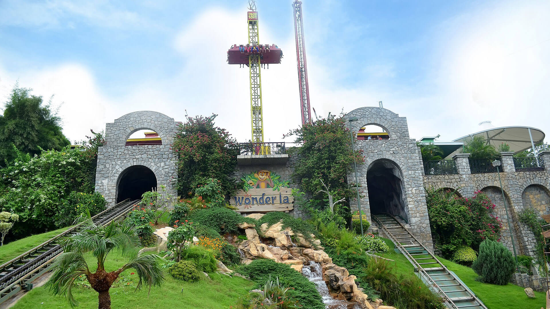 https://mdw-travel-data-us-east-1.s3.amazonaws.com/img/country/India/Wonderla-Amusement-Park/img_02.jpg