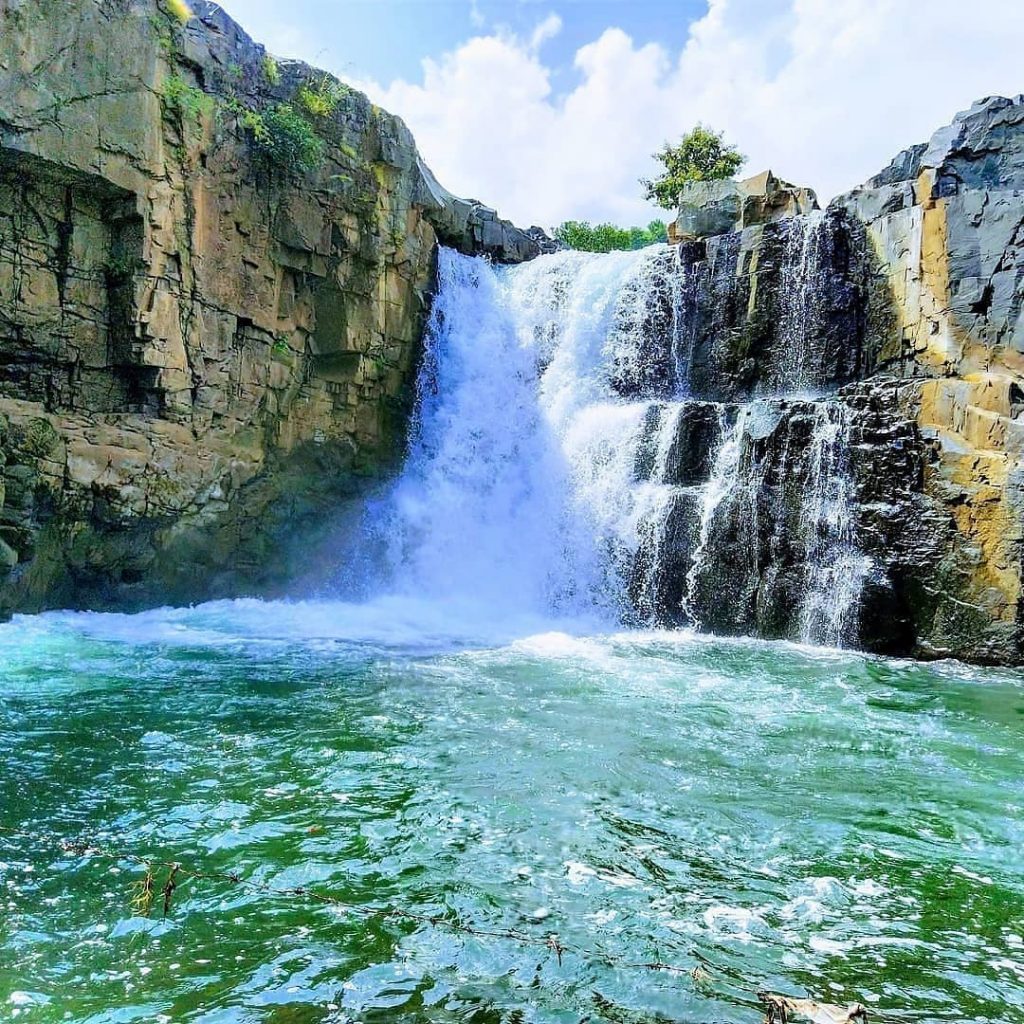 https://mdw-travel-data-us-east-1.s3.amazonaws.com/img/country/India/Zarwani-Waterfall/img_01.jpg