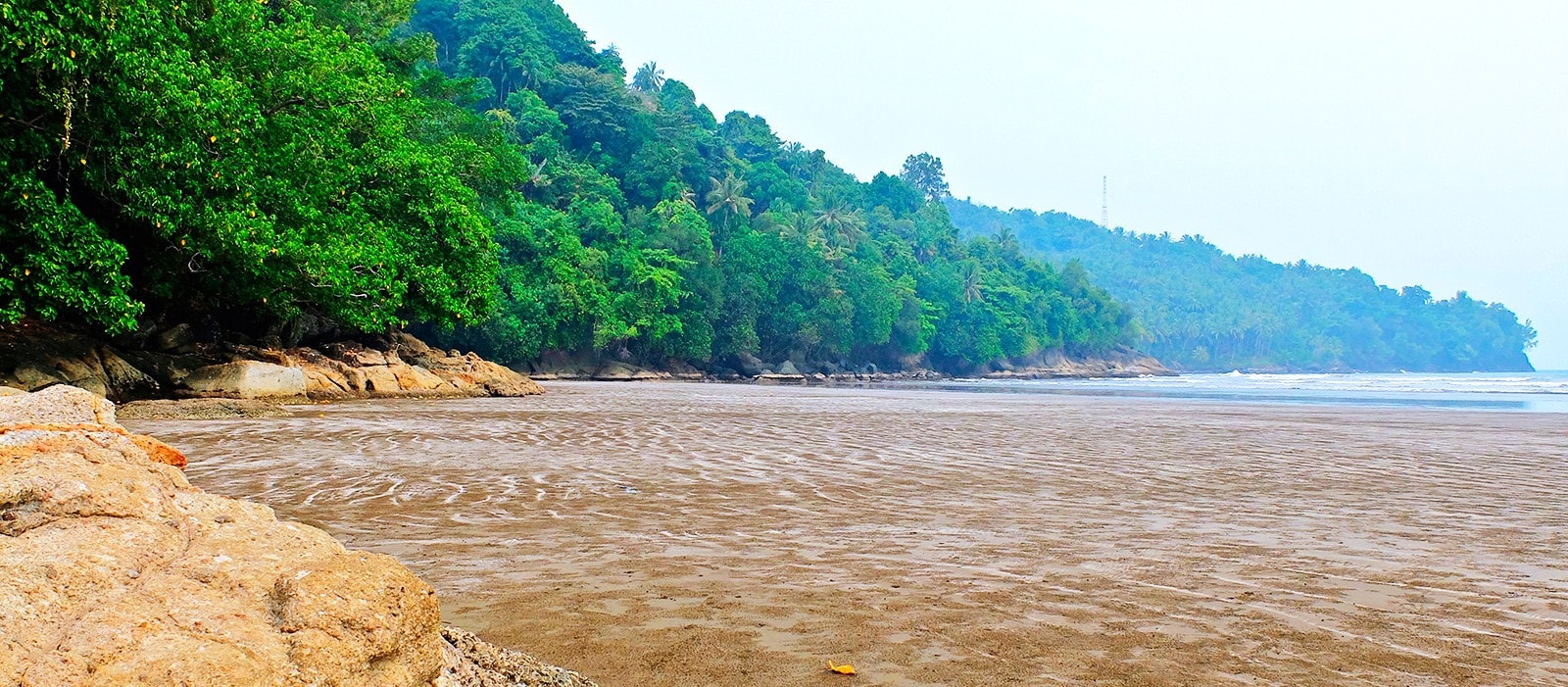 https://mdw-travel-data-us-east-1.s3.amazonaws.com/img/country/Indonesia/Air-Manis-Beach/img_01.jpg