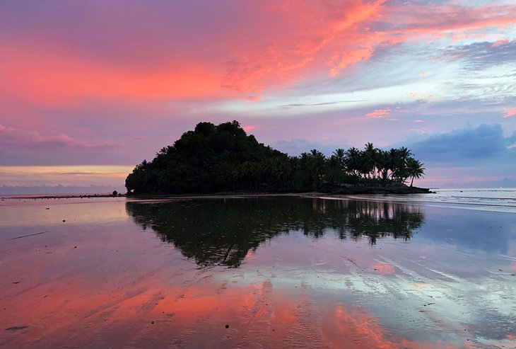 https://mdw-travel-data-us-east-1.s3.amazonaws.com/img/country/Indonesia/Air-Manis-Beach/img_03.jpg