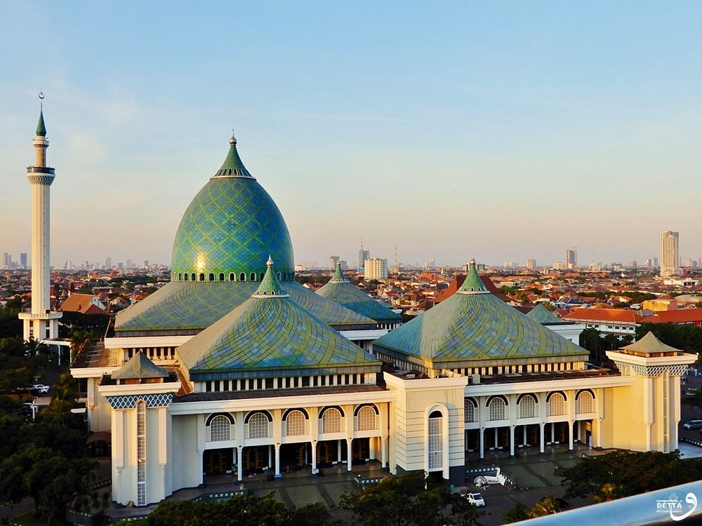 https://mdw-travel-data-us-east-1.s3.amazonaws.com/img/country/Indonesia/Al-Akbar-Mosque/img_01.jpg
