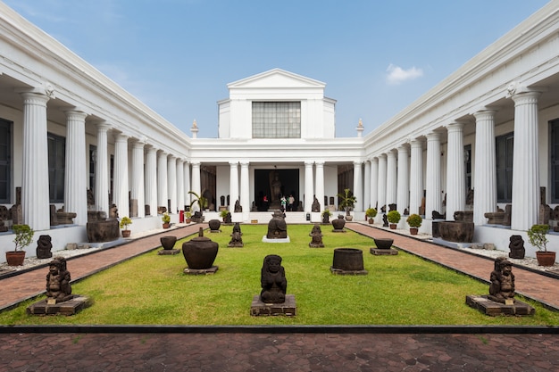 https://mdw-travel-data-us-east-1.s3.amazonaws.com/img/country/Indonesia/Alsut-Museum/img_01.jpg