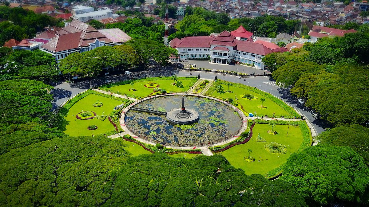 https://mdw-travel-data-us-east-1.s3.amazonaws.com/img/country/Indonesia/Alun-Alun-Tugu-Pahlawan/img_01.jpg