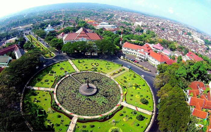 https://mdw-travel-data-us-east-1.s3.amazonaws.com/img/country/Indonesia/Alun-Alun-Tugu-Pahlawan/img_02.jpg