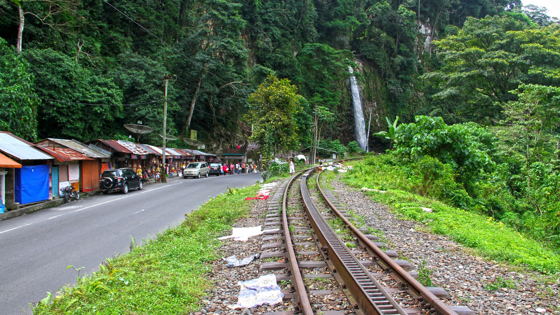 https://mdw-travel-data-us-east-1.s3.amazonaws.com/img/country/Indonesia/Anai-Valley-Waterfall/img_00.jpg
