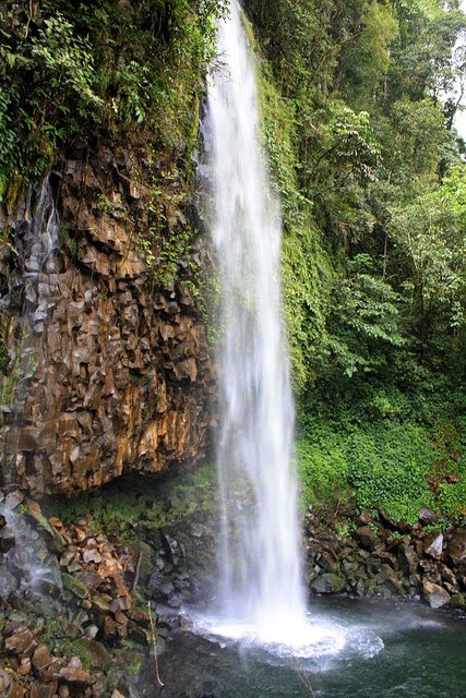 https://mdw-travel-data-us-east-1.s3.amazonaws.com/img/country/Indonesia/Anai-Valley-Waterfall/img_03.jpg