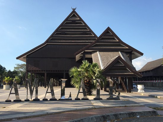 https://mdw-travel-data-us-east-1.s3.amazonaws.com/img/country/Indonesia/Balla-Lompoa-Museum/img_00.jpg