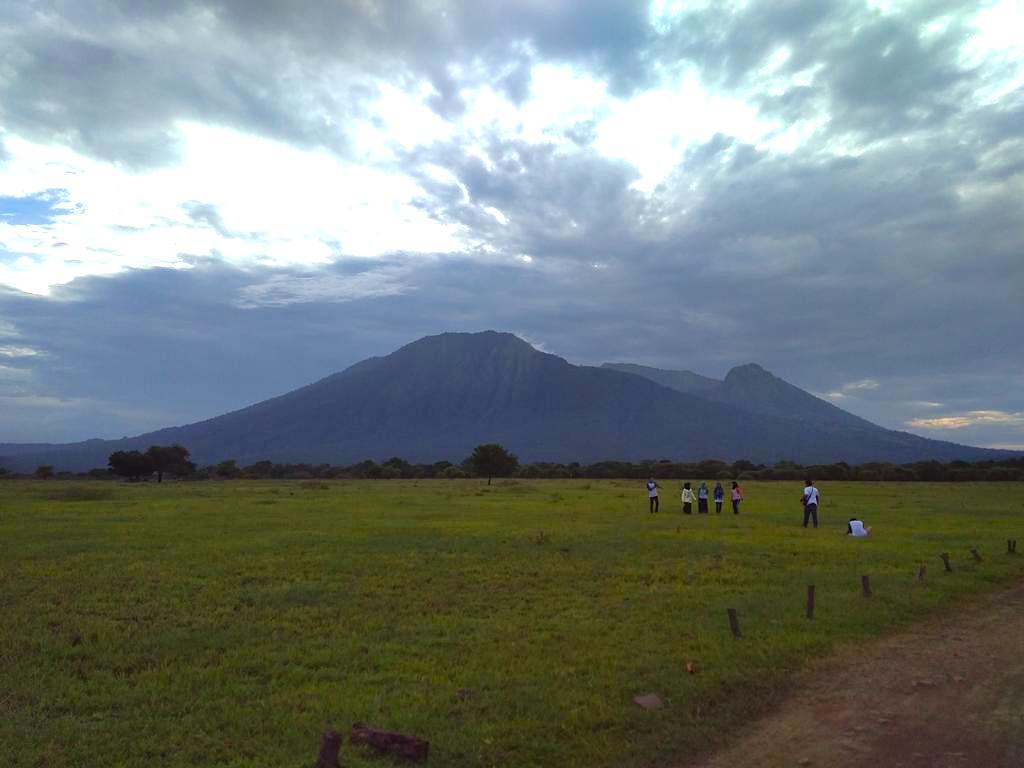 https://mdw-travel-data-us-east-1.s3.amazonaws.com/img/country/Indonesia/Baluran-National-Park/img_01.jpg