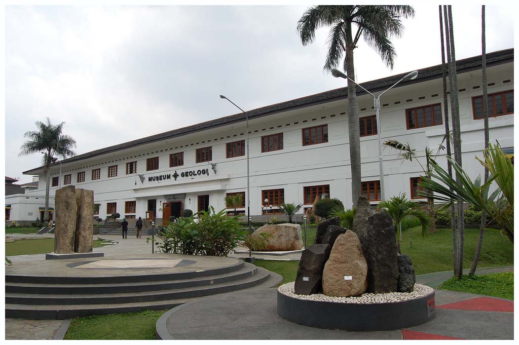https://mdw-travel-data-us-east-1.s3.amazonaws.com/img/country/Indonesia/Bandung-Geological-Museum/img_01.jpg