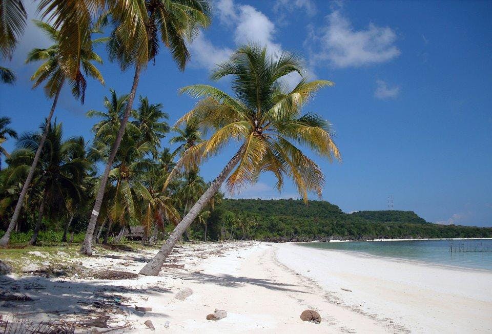 https://mdw-travel-data-us-east-1.s3.amazonaws.com/img/country/Indonesia/Bara-Beach/img_01.jpg