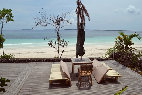 https://mdw-travel-data-us-east-1.s3.amazonaws.com/img/country/Indonesia/Bara-Beach/img_03.jpg