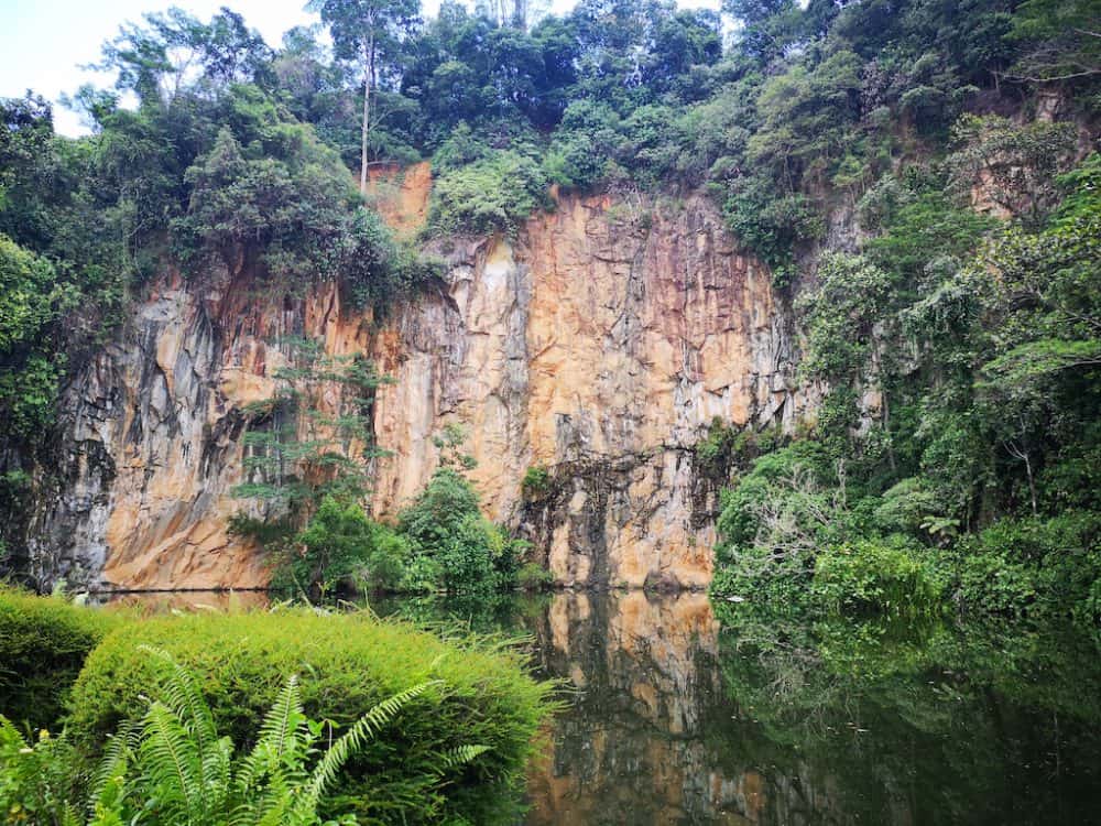 https://mdw-travel-data-us-east-1.s3.amazonaws.com/img/country/Indonesia/Batok-Hill/img_01.jpg