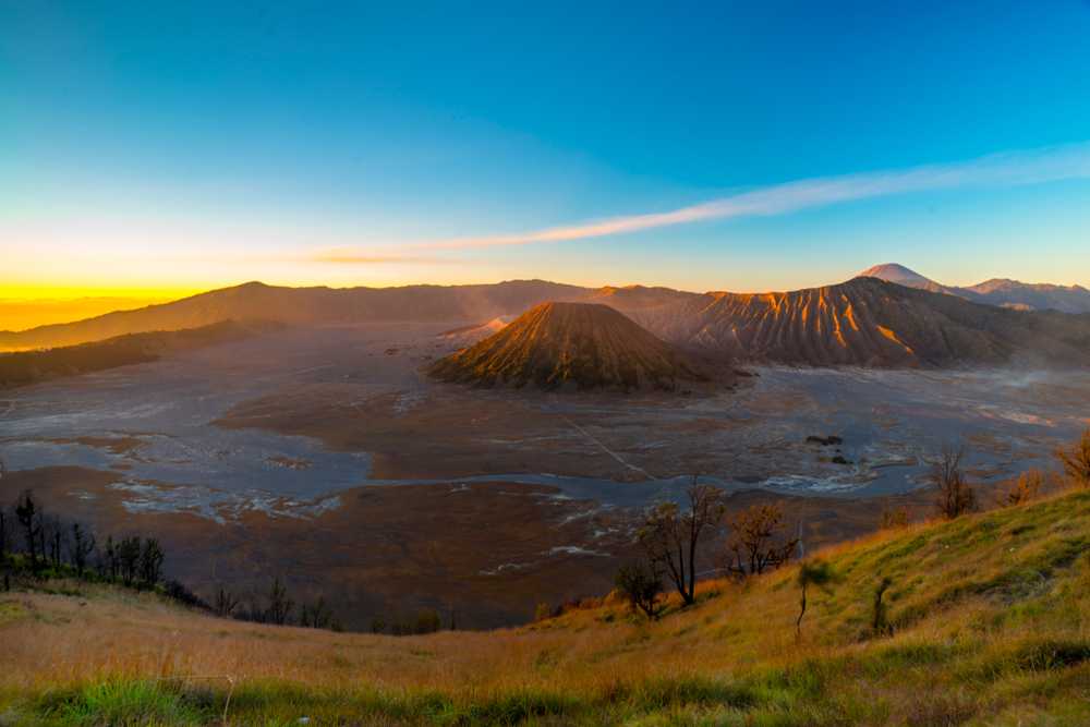 https://mdw-travel-data-us-east-1.s3.amazonaws.com/img/country/Indonesia/Batok-Hill/img_03.jpg
