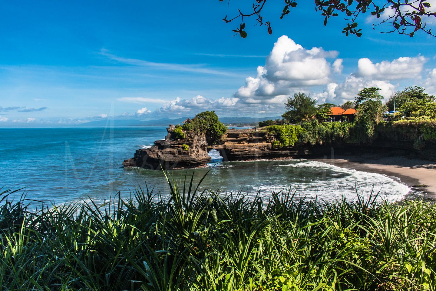 https://mdw-travel-data-us-east-1.s3.amazonaws.com/img/country/Indonesia/Batu-Bolong-Temple/img_03.jpg