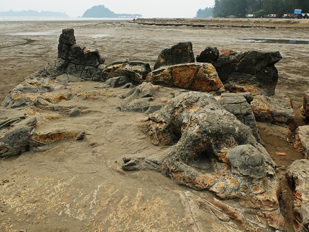 https://mdw-travel-data-us-east-1.s3.amazonaws.com/img/country/Indonesia/Batu-Malin-Kundang/img_01.jpg