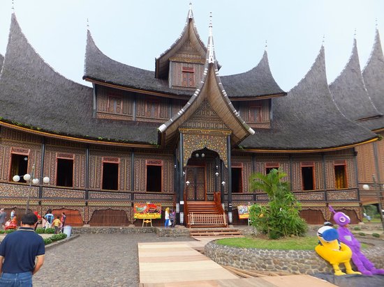 https://mdw-travel-data-us-east-1.s3.amazonaws.com/img/country/Indonesia/Batu-Sangkar/img_02.jpg
