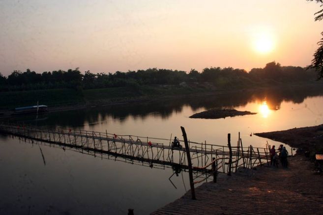 https://mdw-travel-data-us-east-1.s3.amazonaws.com/img/country/Indonesia/Bengawan-Solo-Bridge/img_00.jpg