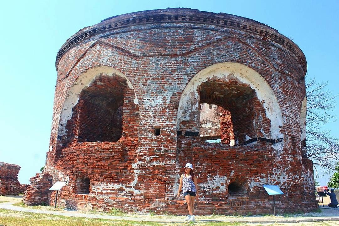 https://mdw-travel-data-us-east-1.s3.amazonaws.com/img/country/Indonesia/Benteng-Onrust/img_00.jpg