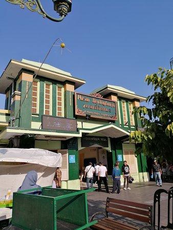 https://mdw-travel-data-us-east-1.s3.amazonaws.com/img/country/Indonesia/Beringharjo-Market/img_03.jpg