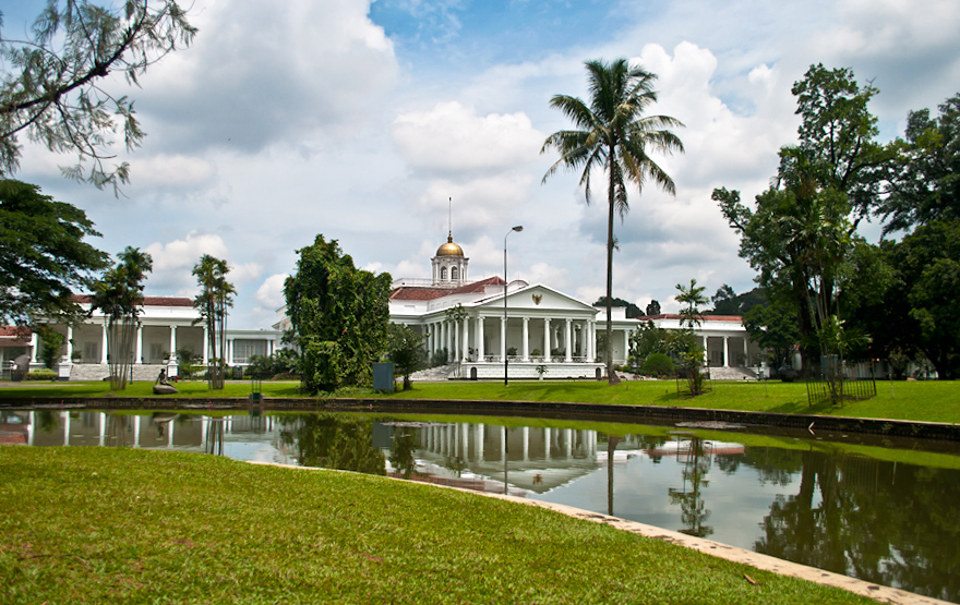 https://mdw-travel-data-us-east-1.s3.amazonaws.com/img/country/Indonesia/Bogor-Palace/img_01.jpg