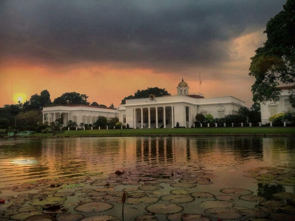 https://mdw-travel-data-us-east-1.s3.amazonaws.com/img/country/Indonesia/Bogor-Palace/img_02.jpg