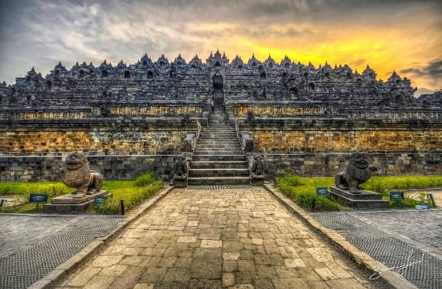 https://mdw-travel-data-us-east-1.s3.amazonaws.com/img/country/Indonesia/Borobudur-Silver/img_02.jpg