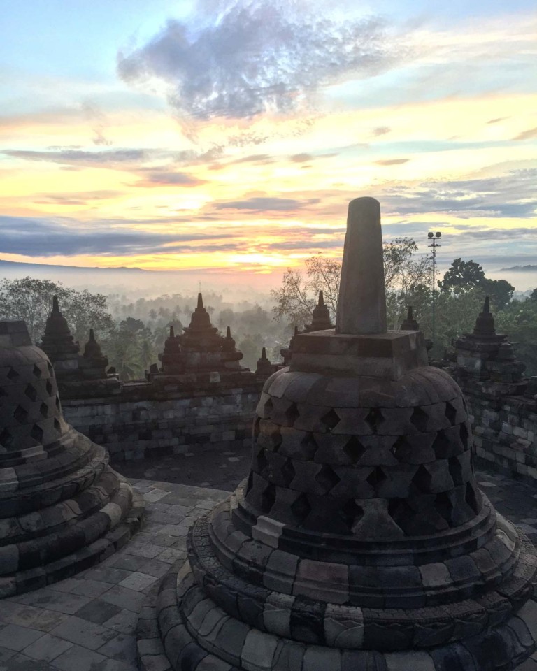 https://mdw-travel-data-us-east-1.s3.amazonaws.com/img/country/Indonesia/Borobudur-Silver/img_03.jpg