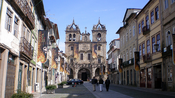 https://mdw-travel-data-us-east-1.s3.amazonaws.com/img/country/Indonesia/Braga-Street/img_02.jpg