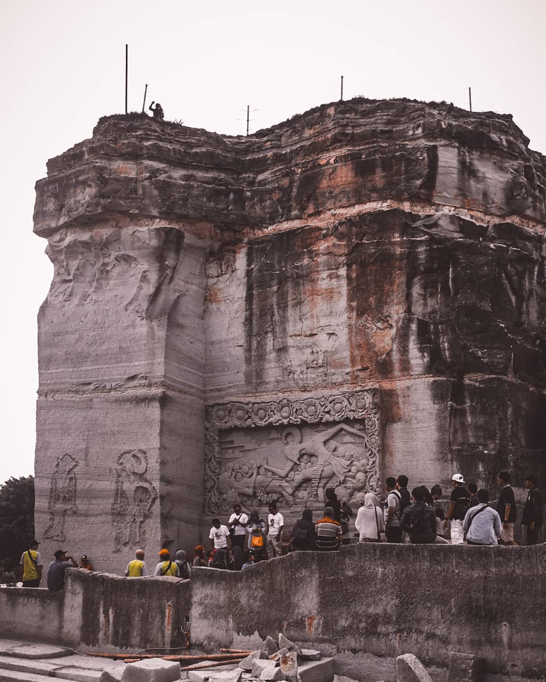 https://mdw-travel-data-us-east-1.s3.amazonaws.com/img/country/Indonesia/Breksi-Cliff/img_02.jpg