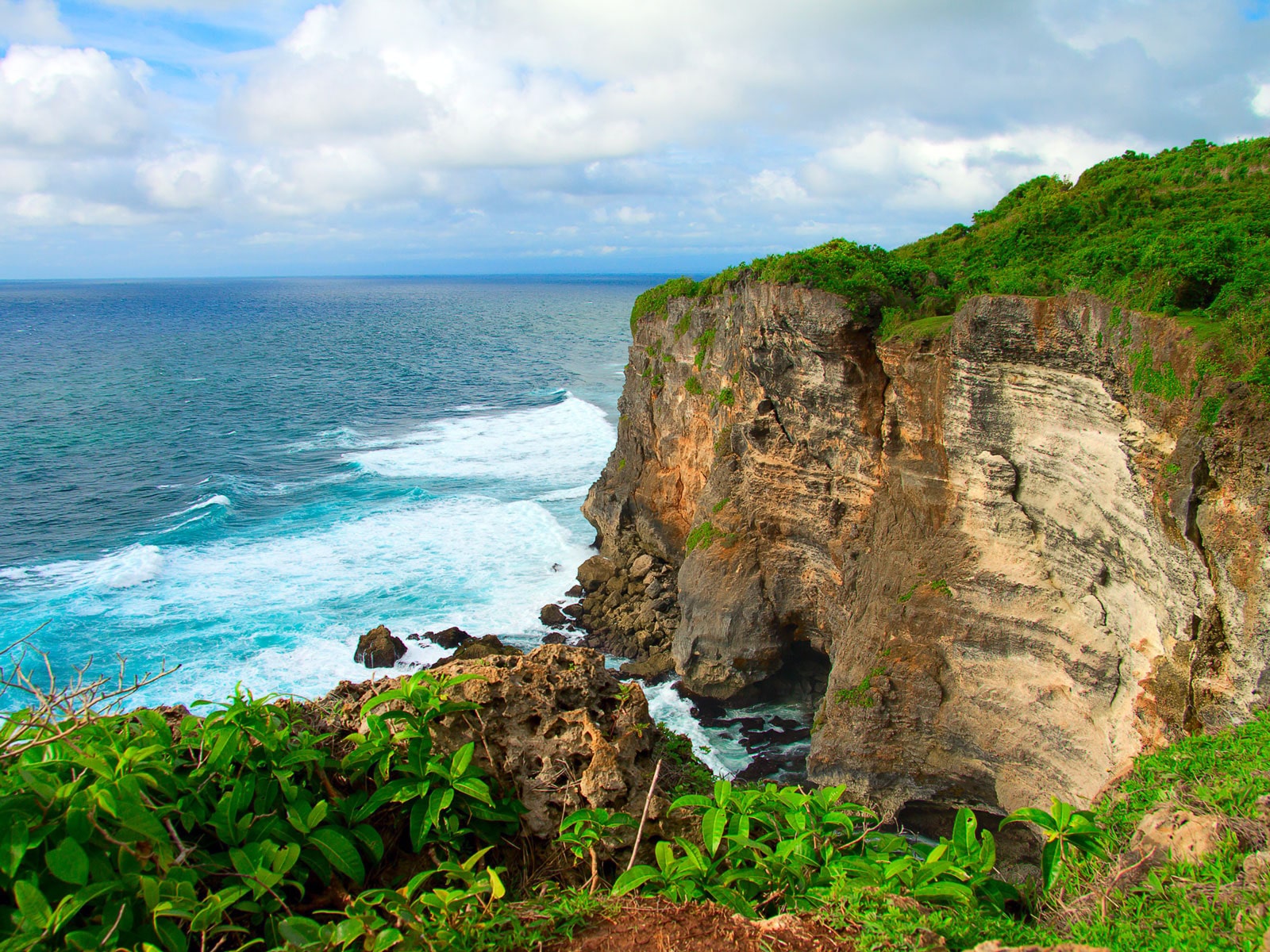 https://mdw-travel-data-us-east-1.s3.amazonaws.com/img/country/Indonesia/Bukit-Batu/img_03.jpg