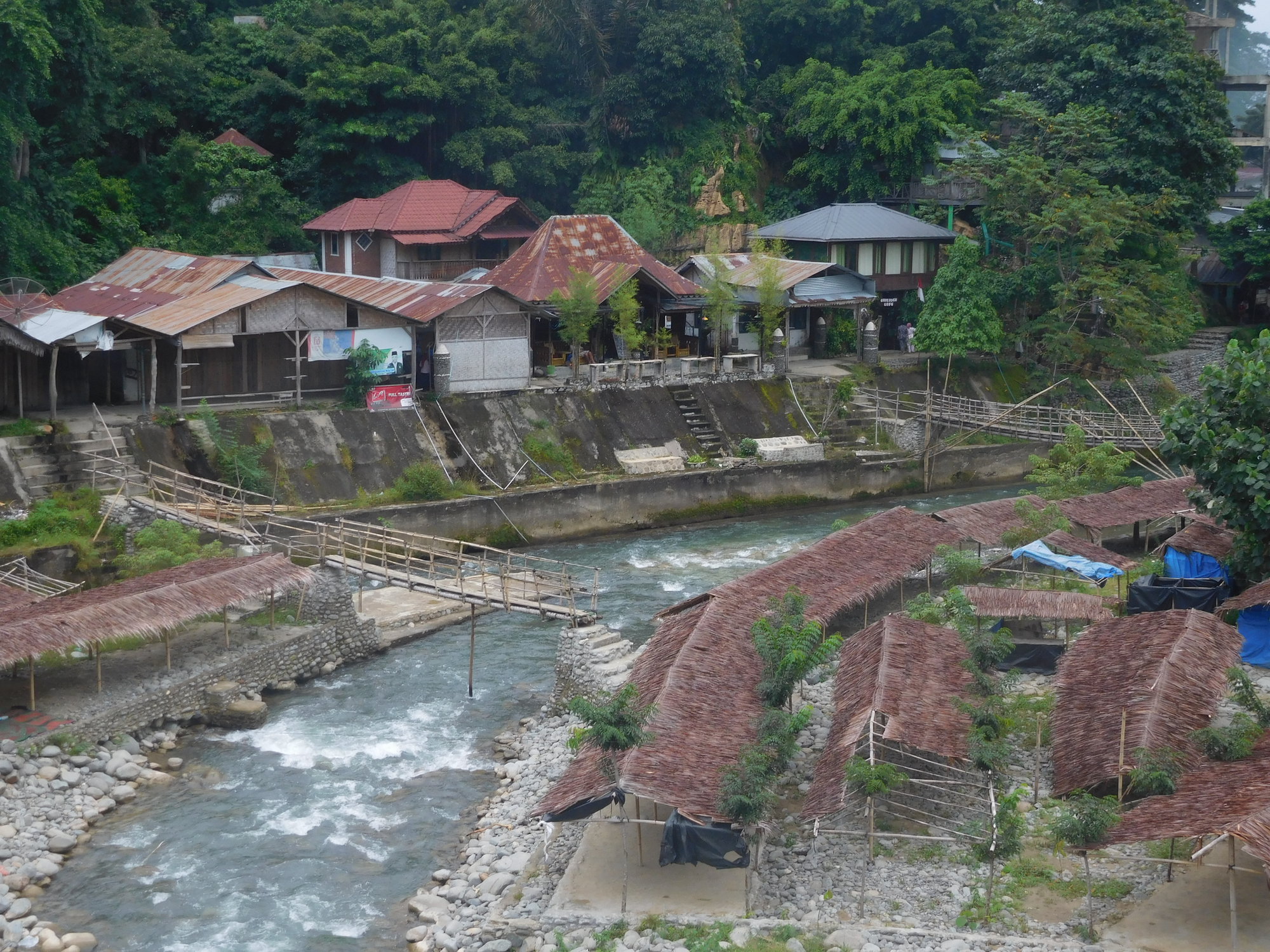 https://mdw-travel-data-us-east-1.s3.amazonaws.com/img/country/Indonesia/Bukit-Lawang/img_02.jpg