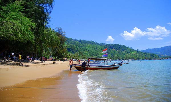 https://mdw-travel-data-us-east-1.s3.amazonaws.com/img/country/Indonesia/Bungus-Beach/img_02.jpg