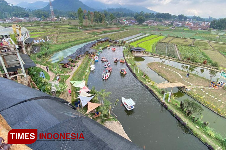 https://mdw-travel-data-us-east-1.s3.amazonaws.com/img/country/Indonesia/Cafe-Sawah/img_03.jpg