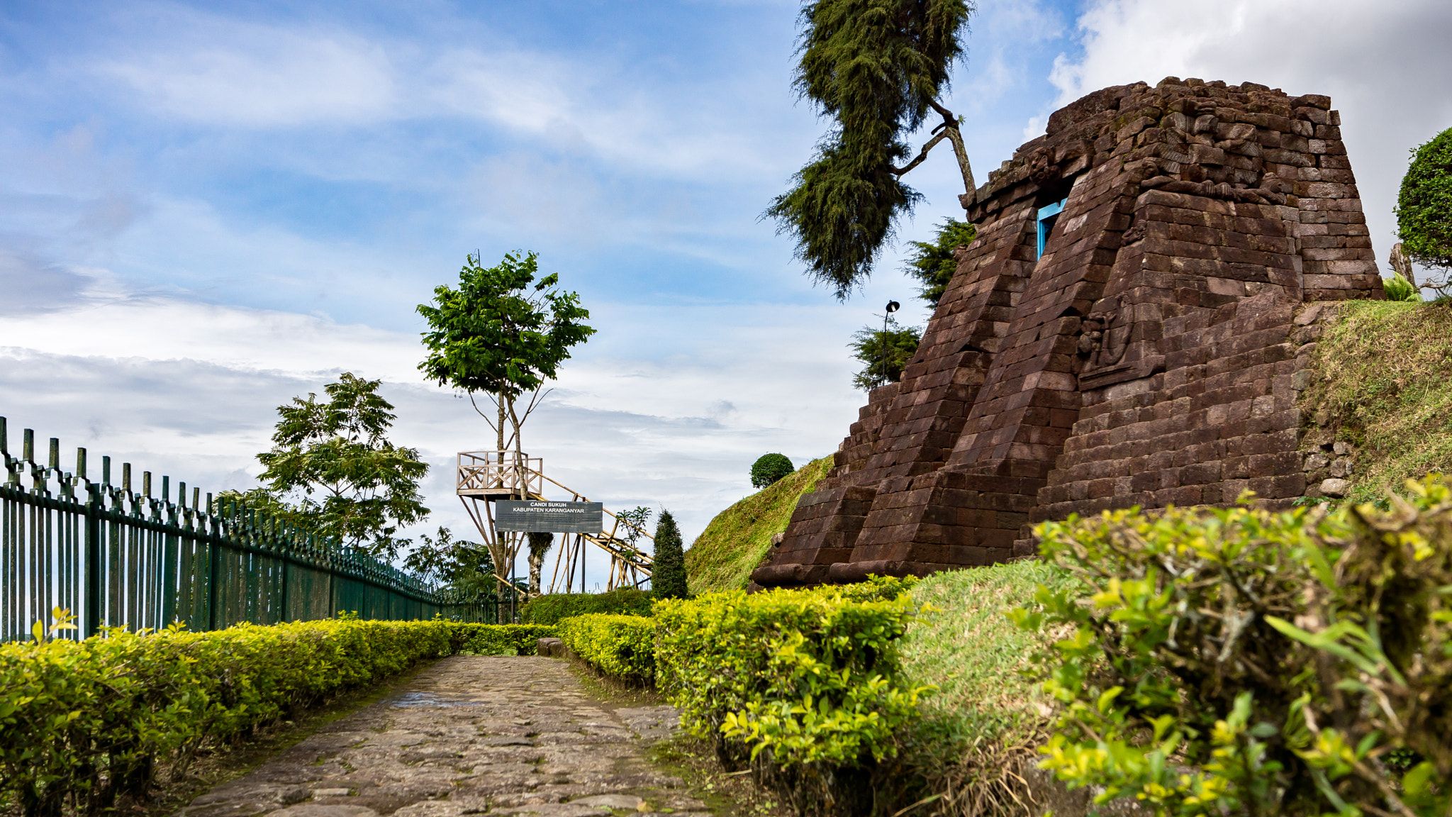 https://mdw-travel-data-us-east-1.s3.amazonaws.com/img/country/Indonesia/Candi-Sukuh/img_02.jpg