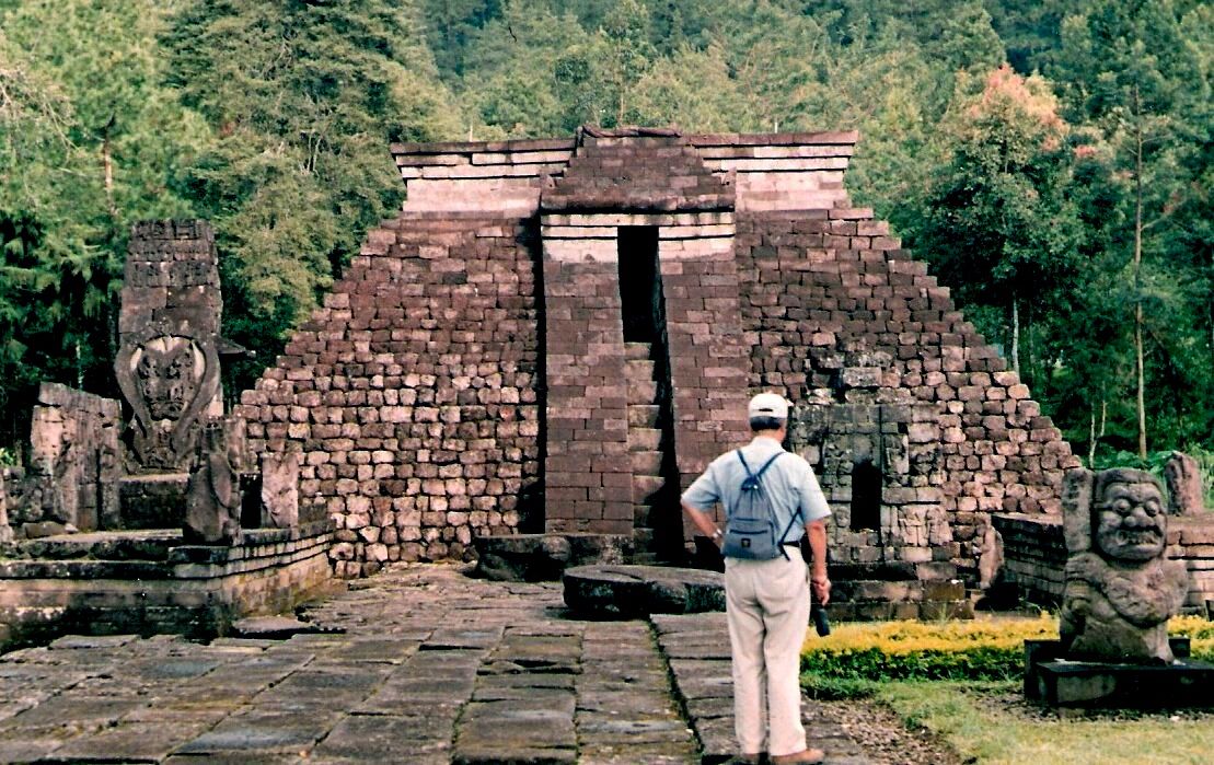 https://mdw-travel-data-us-east-1.s3.amazonaws.com/img/country/Indonesia/Candi-Sukuh/img_03.jpg
