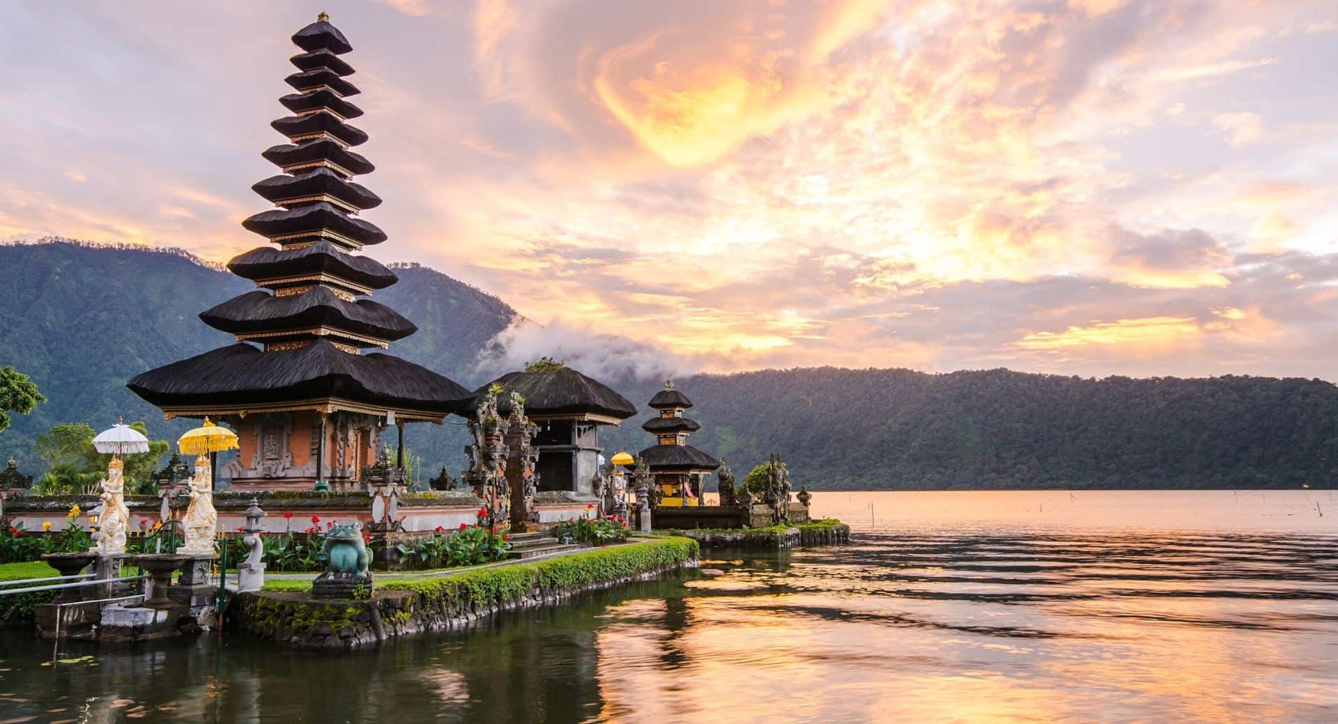 https://mdw-travel-data-us-east-1.s3.amazonaws.com/img/country/Indonesia/Cangkuang-Temple/img_03.jpg