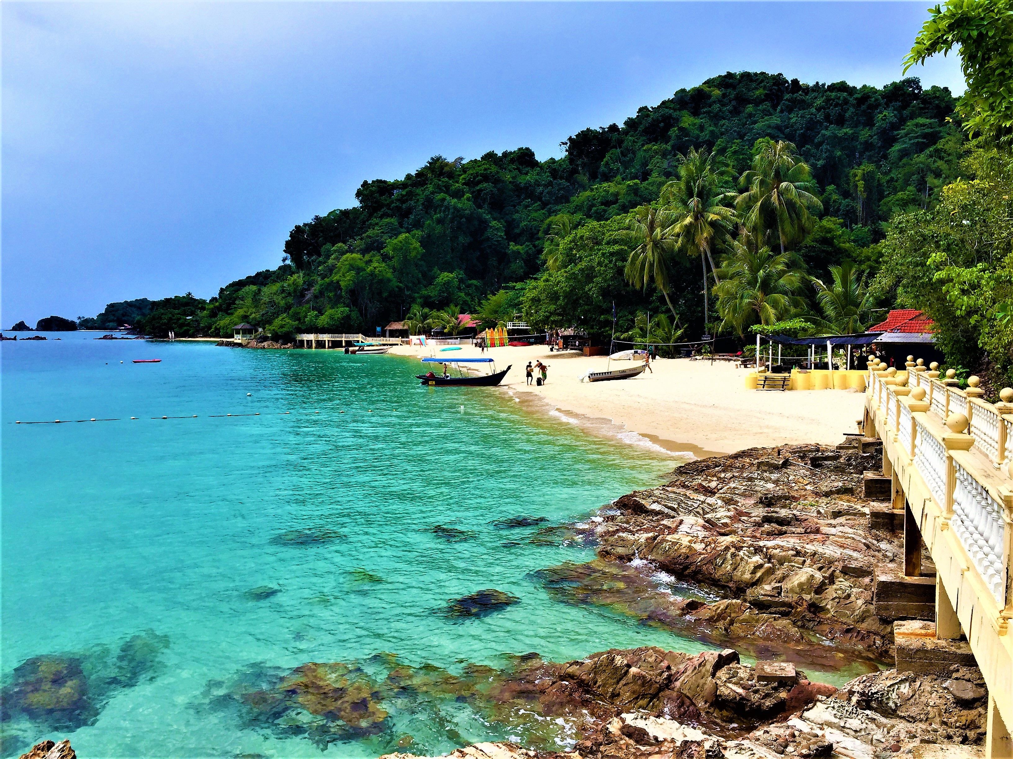 https://mdw-travel-data-us-east-1.s3.amazonaws.com/img/country/Indonesia/Capesas-Beach/img_01.jpg