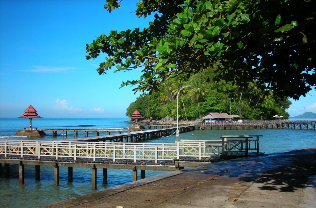 https://mdw-travel-data-us-east-1.s3.amazonaws.com/img/country/Indonesia/Carocok-Beach/img_02.jpg